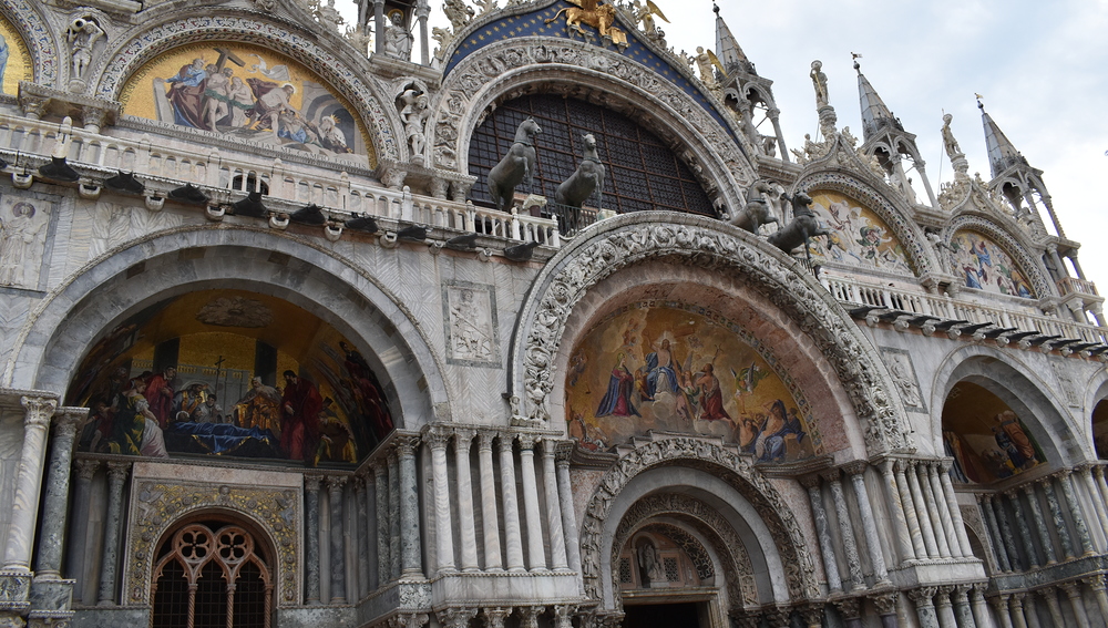 Hauptfassade des Markusdoms in Venedig