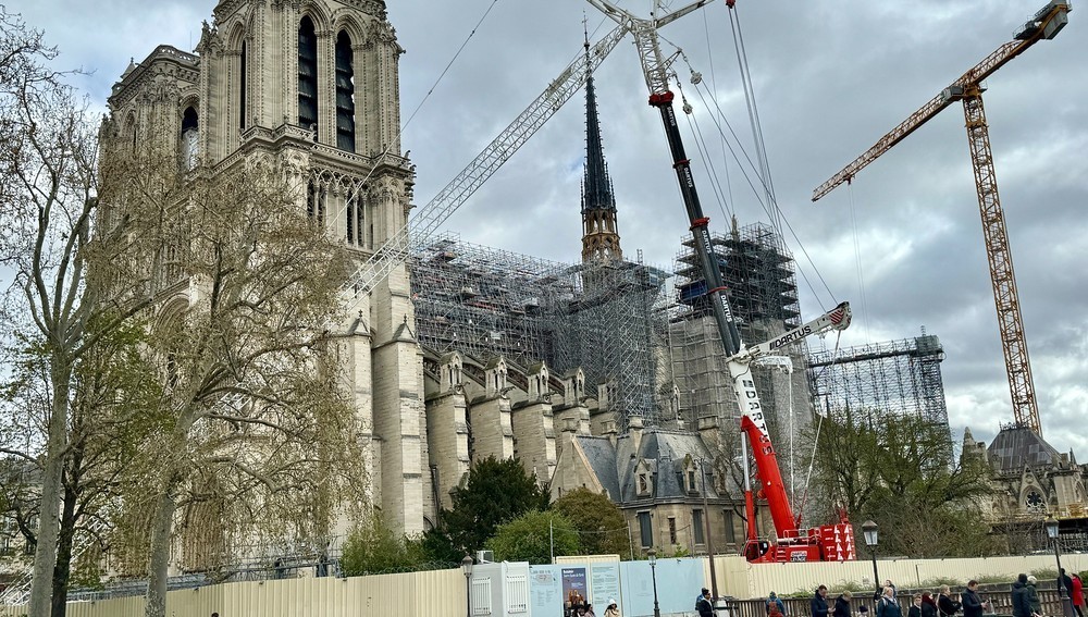 Kathedrale Notre-Dame de Paris mit Baukränen im April 2024